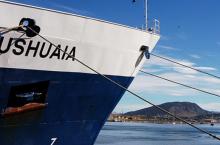 Barco Ushuaia amarrado en el puerto del mismo nombre