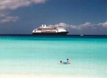Crucero navegando por las cristalians aguas de las bahamas