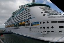 El Voyager of the seas anclado en puerto